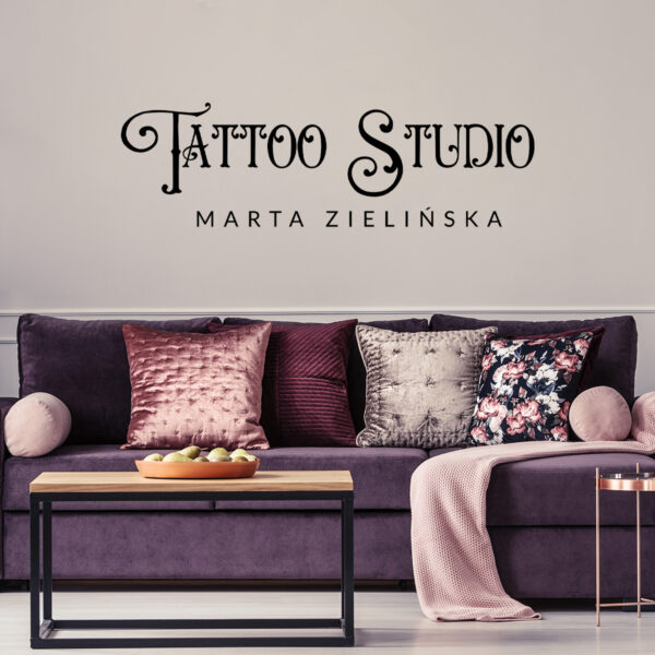 naklejka z logo do studia tatuażu